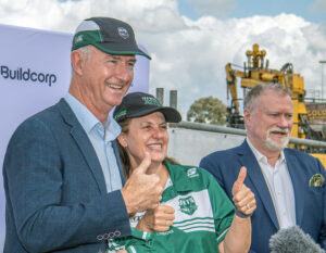 Mander shows Jets support at NIR constriction ceremony
